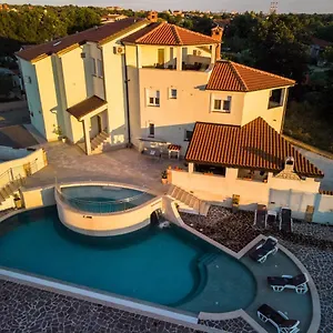 Amela , Pula Croatia
